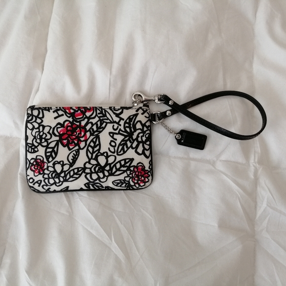 Coach Handbags - 💕Coach Poppy Wristlet